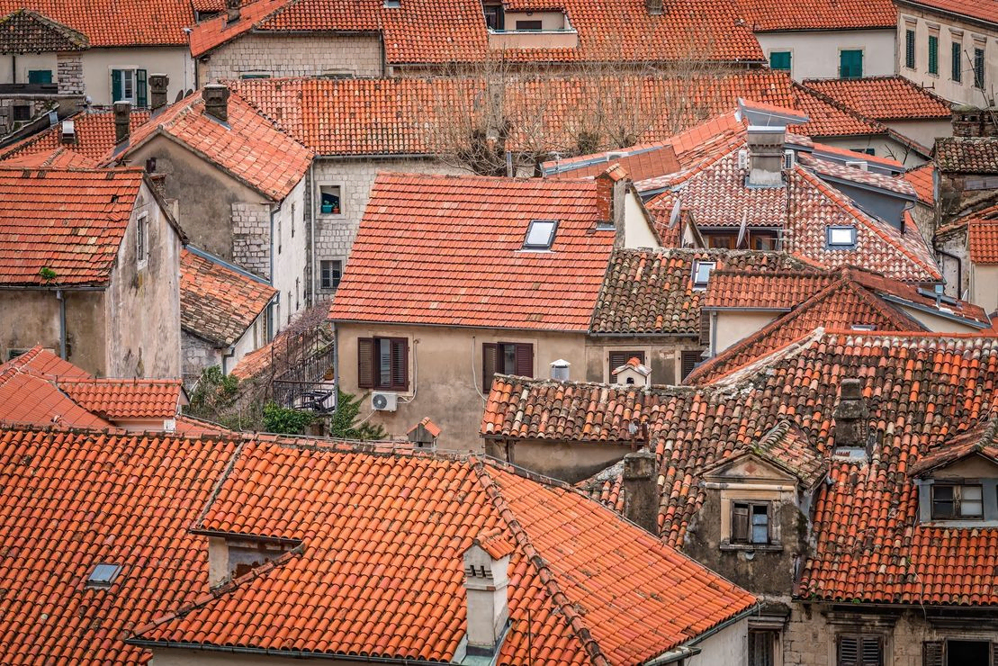 conjunto de casas con tejados rojos